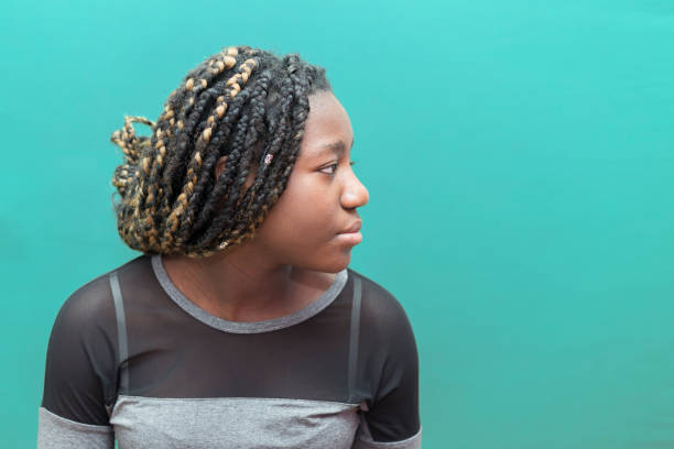ティーンエイジャー黒人少女のプロフィール顔 - teenager adolescence portrait pensive ストックフォトと画像