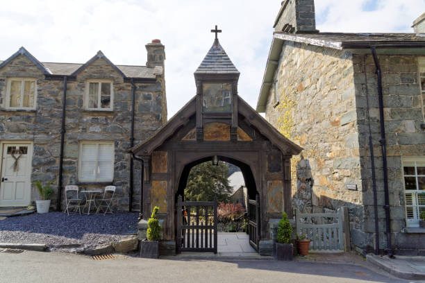 сноудония, великобритания - wales stone cross religion стоковые фото и изображения