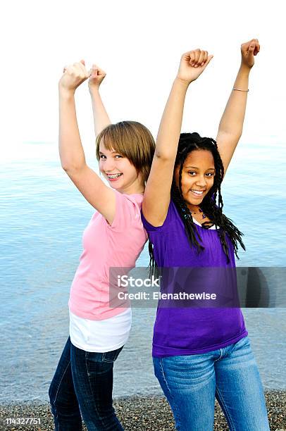 Feliz Novias De Futbolistas Foto de stock y más banco de imágenes de Adolescencia - Adolescencia, Adolescente, Adulto