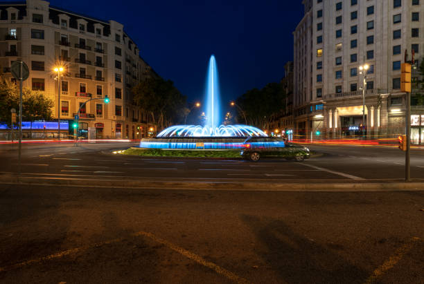 fonte na noite-passeig de gracia-barcelona spain - gran via - fotografias e filmes do acervo