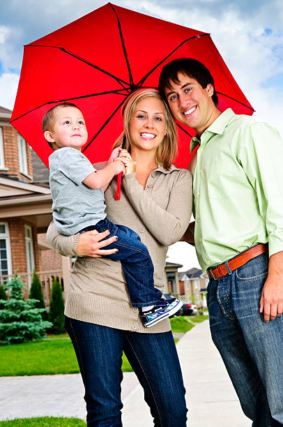 familia feliz con paraguas - protection insurance dark rain fotografías e imágenes de stock