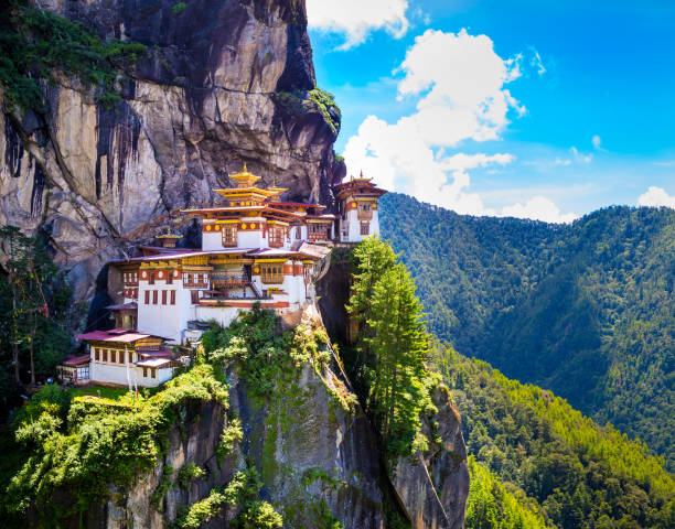 monasterio nido de tigre, taktshang goemba, paro, bután - tibetan script fotografías e imágenes de stock