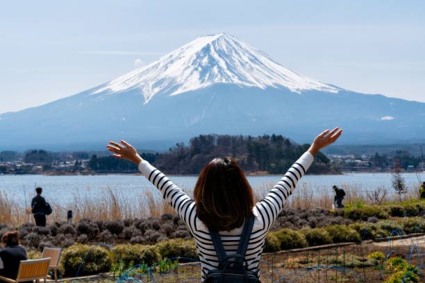 giovane donna viaggiatore in cerca di vista sul monte fuji dal lato del lago kawaguchi con più felice - volcano mt fuji autumn lake foto e immagini stock