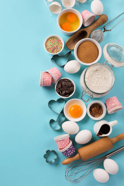 베이킹에 대 한 재료와 기구, 파란색 배경 - groceries food cake domestic kitchen 뉴스 사진 이미지