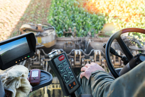 macchina agricola per raccogliere barbabietole - beet sugar tractor field foto e immagini stock