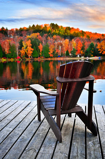 quai en bois sur le lac automne - cottage autumn wood woods photos et images de collection