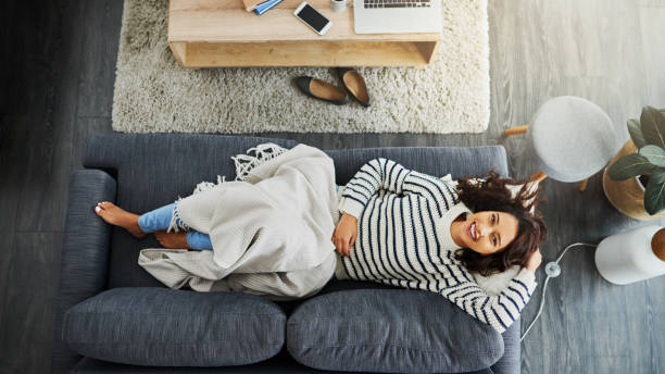 anyone up there? - lying down women laptop freedom imagens e fotografias de stock