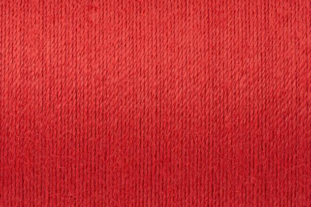image macro du fond rouge de texture de fil - thread sewing item photos et images de collection