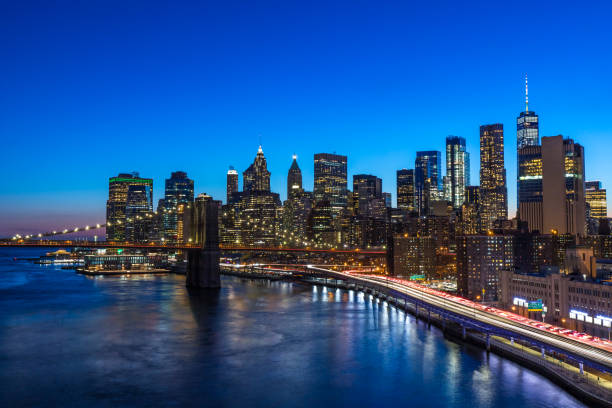 бруклинский мост в центре манхэттена с cityscape ночью нью-йоркский сша - footpath lower manhattan horizontal new york city стоковые фото и изображения