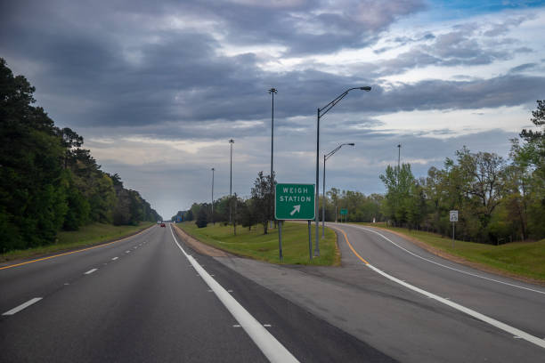 ważenie wyjścia ze stacji dla ciężarówek towarowych na autostradzie międzystanowej - stacja zdjęcia i obrazy z banku zdjęć