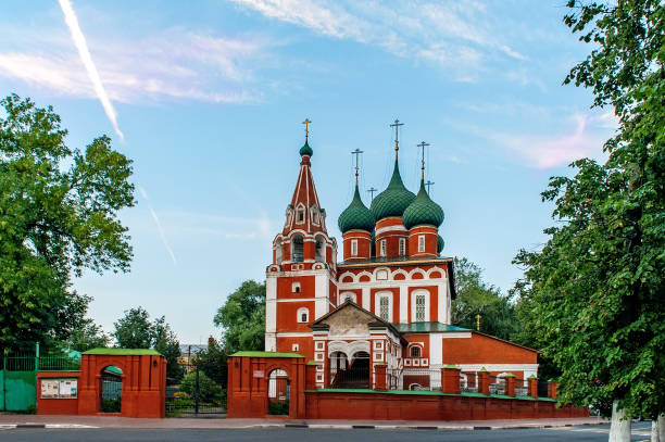 garnisonkirche von michael dem erzengel am sommerabend. jaroslawl, goldener ring von russland - yaroslavl russia religion church stock-fotos und bilder