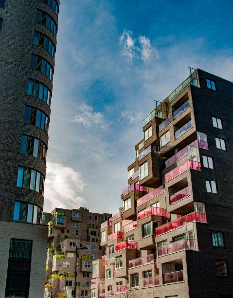 moderne architektur bei den zuidas in amsterdam - editorial outdoors vertical amsterdam stock-fotos und bilder