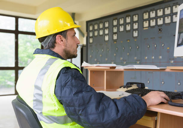 배전 변전소의 전기 실에서 근무 하는 젊은 엔지니어 - computer control room hardhat computer monitor 뉴스 사진 이미지