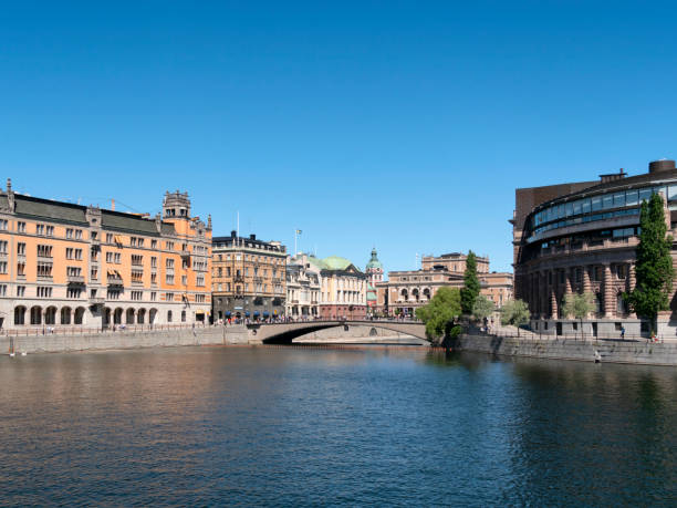 édifice du parlement (bâtiments du parlement suédois), stockholm - norrbro photos et images de collection