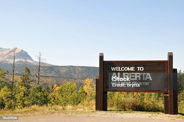 Alberta Limite - Fotografias de stock e mais imagens de Alberta - Alberta, Bem-Vindo, Sinal de Estrada