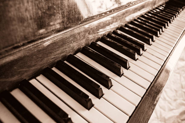 la tastiera di un pianoforte verticale in seppia. - classical music music musical instrument brown foto e immagini stock