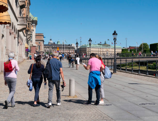 turisti che camminano nel centro di stoccolma - norrbro foto e immagini stock