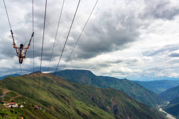 podszewka zip w kanionie chicamocha - zip lining zdjęcia i obrazy z banku zdjęć