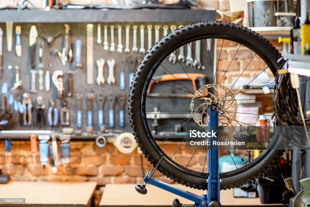 Taller de bicicletas - Foto de stock de Bicicleta libre de derechos