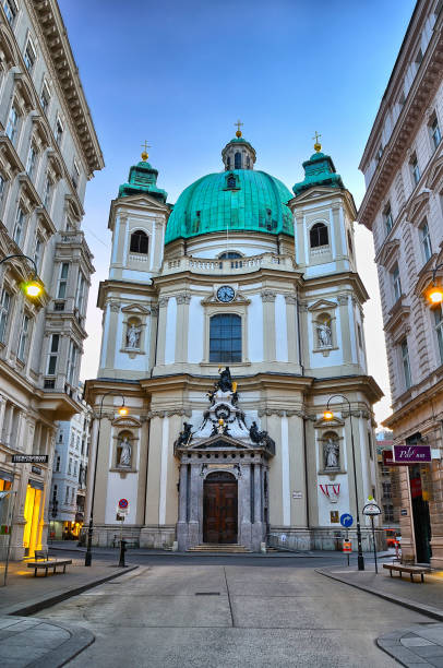 viena, austria-4 de abril de 2015. la peterskirche (iglesia de san pedro) en viena, austria, europa. - st peters basilica fotografías e imágenes de stock