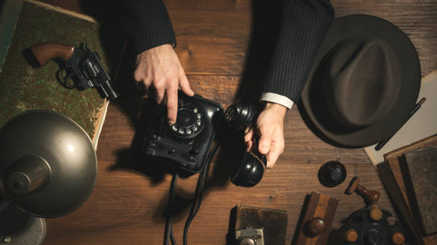 1950 detective de estilo haciendo una llamada telefónica por la noche - men fedora hat 1940s style fotografías e imágenes de stock