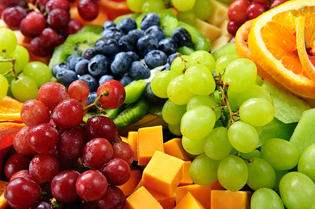 vassoio di frutta - fruit and cheese foto e immagini stock