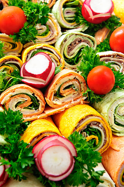 샌드위치 용지함 - tray sandwich wrap sandwich delicatessen 뉴스 사진 이미지