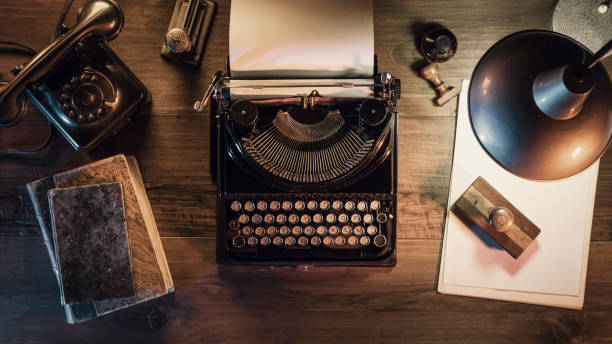 desktop do journalist do vintage com máquina de escrever e telefone - typewriter retro revival old obsolete - fotografias e filmes do acervo