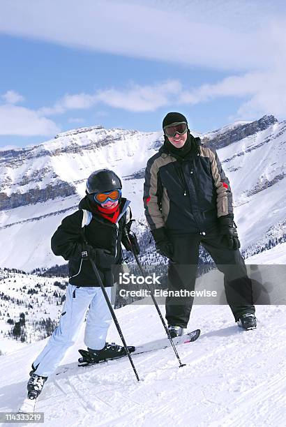 Foto de Esqui Nas Montanhas e mais fotos de stock de Adolescente - Adolescente, Família, Férias na neve