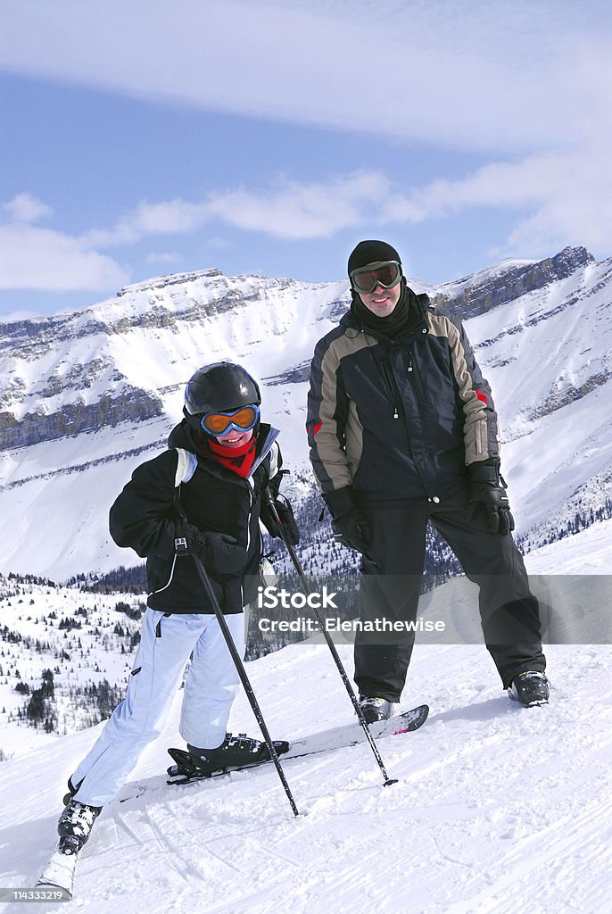 На лыжах в горы - Стоковые фото Лыжный отдых роялти-фри