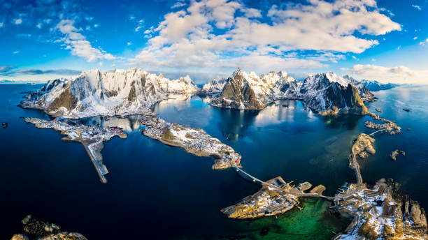 luftausblicke auf reine, lofoten in norwegen-sonniger arktistag, xxxl panorama - inselgruppe lofoten stock-fotos und bilder