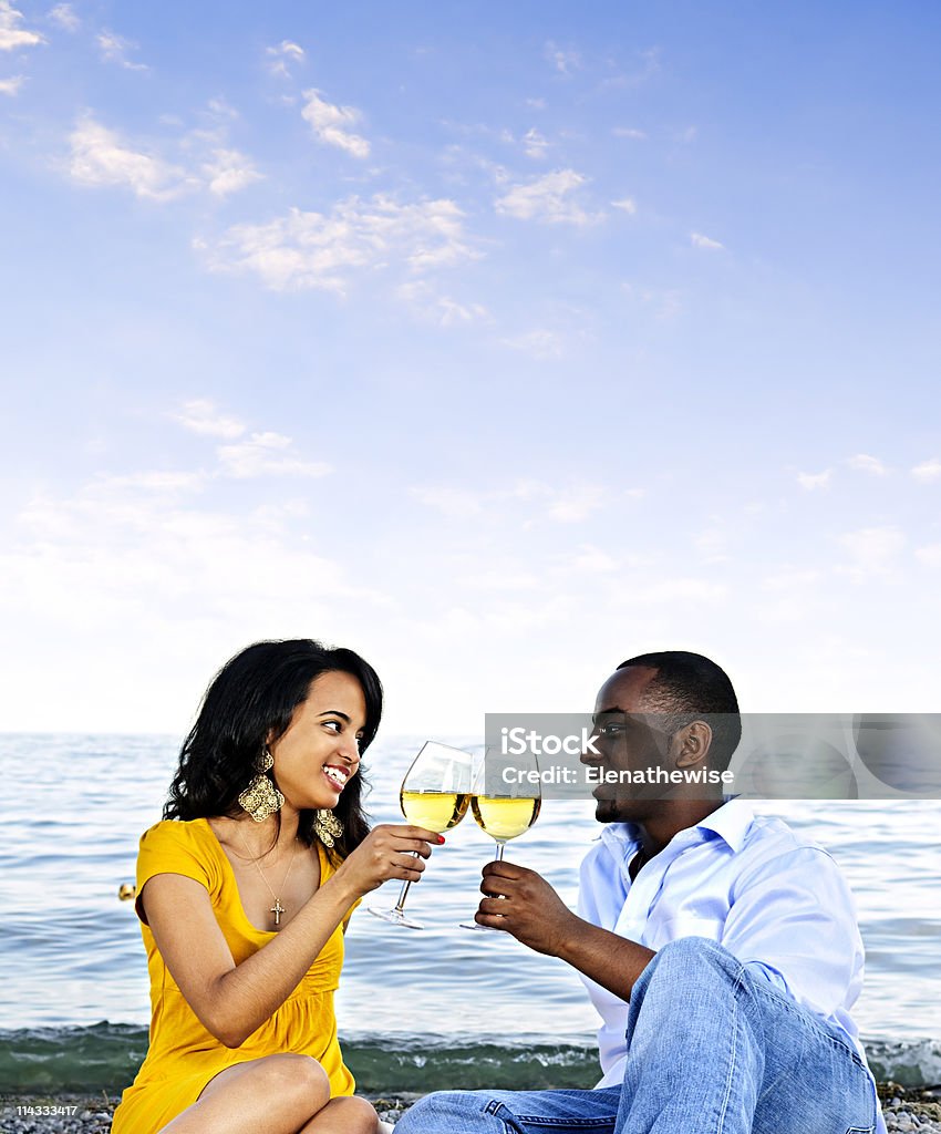 Glückliches Paar mit Wein am Strand - Lizenzfrei Dating Stock-Foto