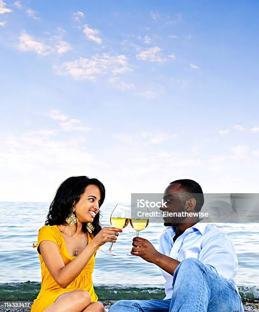 Glückliches Paar Mit Wein Am Strand Stockfoto und mehr Bilder von Dating - Dating, Profil, Afrikanischer Abstammung