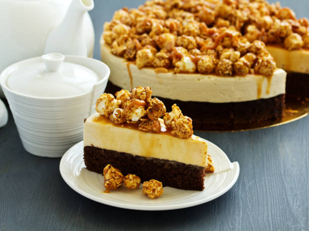ポップコーンとチョコレートキャラメルチーズケーキ。 - caramel corn ストックフォトと画像