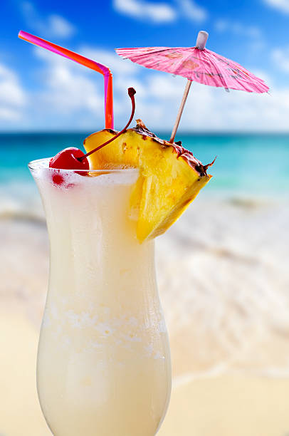 피나 콜라다 칵테일 - coconut drink cocktail umbrella 뉴스 사진 이미지