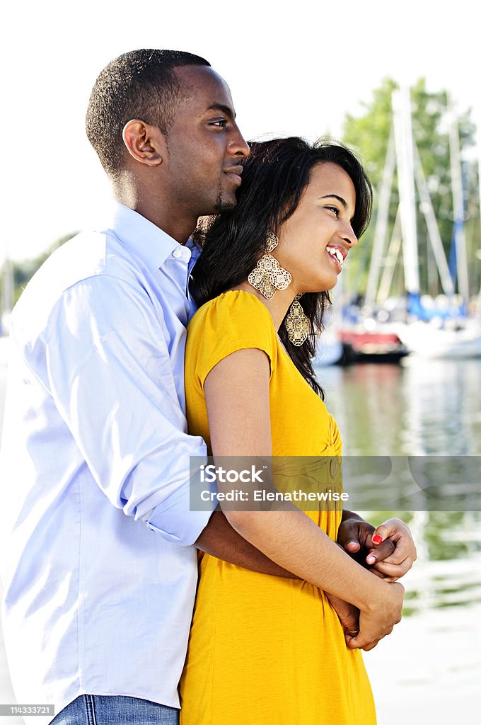 Casal romântico ao ar livre - Foto de stock de Afro-americano royalty-free