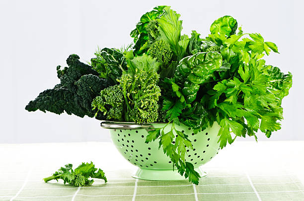 produtos hortícolas de folha verde escuro no escorredor - leafy green vegetables imagens e fotografias de stock