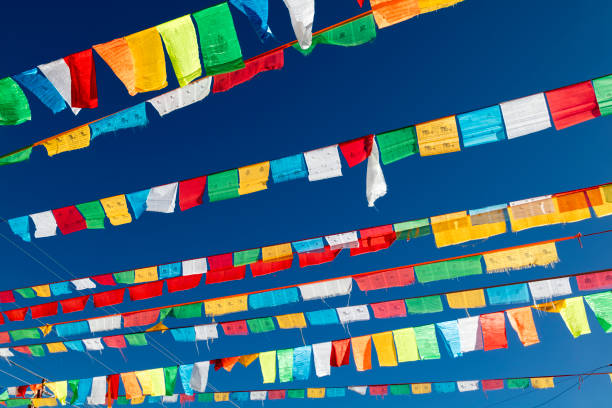 bandiere di preghiera buddiste in himalaya, nepal - tibetan buddhism wind tibet horizontal foto e immagini stock