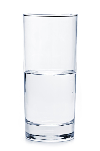 Medio vaso lleno de agua photo