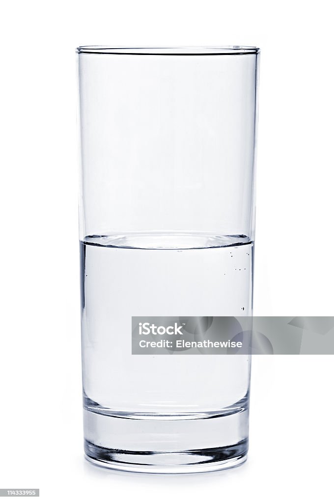Medio vaso lleno de agua - Foto de stock de Medio lleno libre de derechos