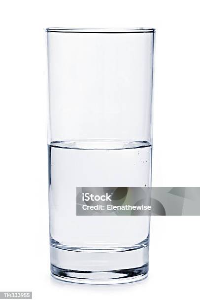 Medio Vaso Lleno De Agua Foto de stock y más banco de imágenes de Medio lleno - Medio lleno, Vaso, Lleno