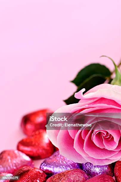 Rosa De San Valentín Y Dulces Foto de stock y más banco de imágenes de Alimento - Alimento, Amor - Sentimiento, Azúcar