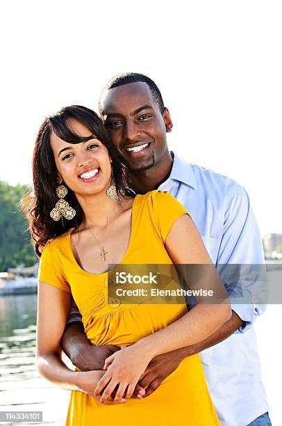 Счастливая Пара На Заднем Плане — стоковые фотографии и другие картинки Африканская этническая группа - Африканская этническая группа, Афроамериканская этническая группа, Близость