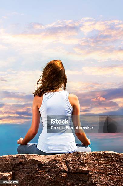 Giovane Donna Meditare Al Tramonto - Fotografie stock e altre immagini di Adolescente - Adolescente, Adulto, Alba - Crepuscolo