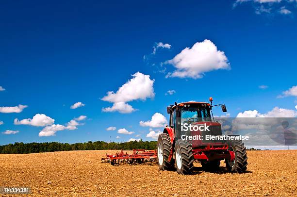 Traktor Im Gepflügtes Feld Stockfoto und mehr Bilder von Traktor - Traktor, Agrarbetrieb, Landwirtschaft