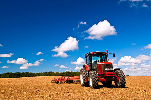 tractor en el campo arado - tractor fotografías e imágenes de stock