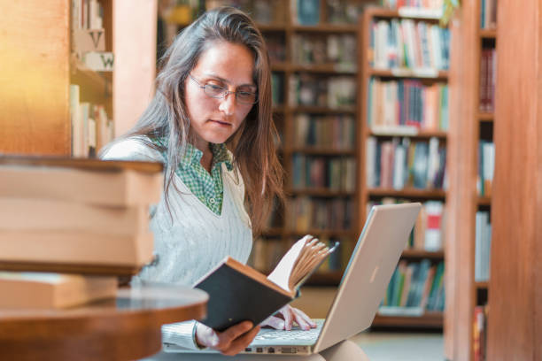 sois malin. profitez de l’apprentissage. parfois, la réponse est juste en face de vous ou dans votre ordinateur portable. - linguist photos et images de collection