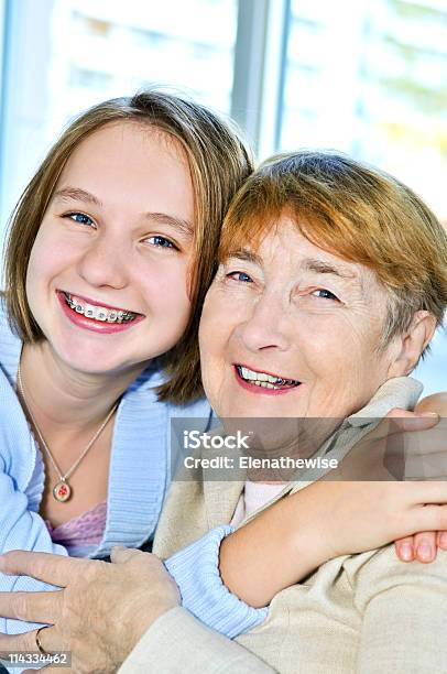 Großmutter Enkelin Sie Stockfoto und mehr Bilder von Aktiver Senior - Aktiver Senior, Alter Erwachsener, Alterungsprozess
