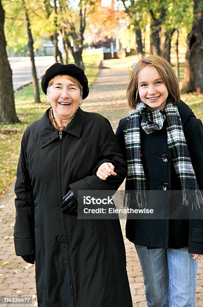 Бабушка И Внучка Ходьба — стоковые фотографии и другие картинки Активный пенсионер - Активный пенсионер, Бабушка, Брекеты