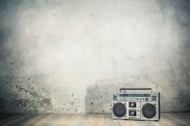 シャドウと80年代のフロントコンクリートの壁の背景からレトロ時代遅れのポータブルステレオラジカセラジオカセットレコーダー。ヴィンテージ古いスタイルのフィルタリングされた写真 - 1980s style hip hop rap 1990s style ストックフォトと画像